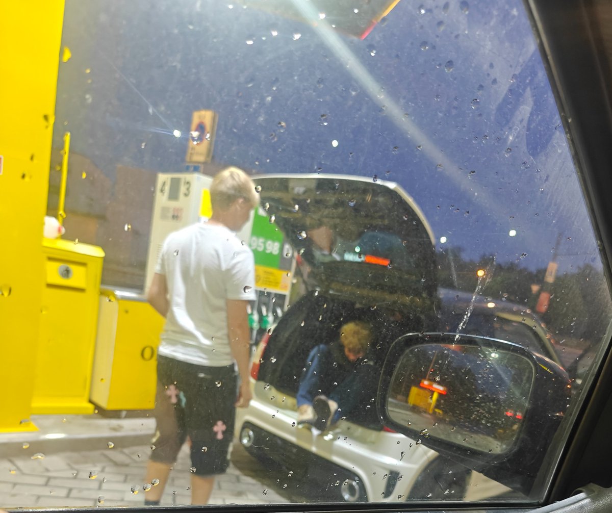 Kuidas sõita mopeedautos kolmekesi. 😃