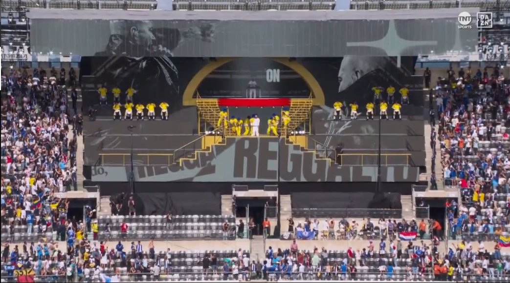 FootyFunniesz's tweet image. Am I watching the superbowl or something else???
What is this 
#halftimeshow #ClubWorldCup