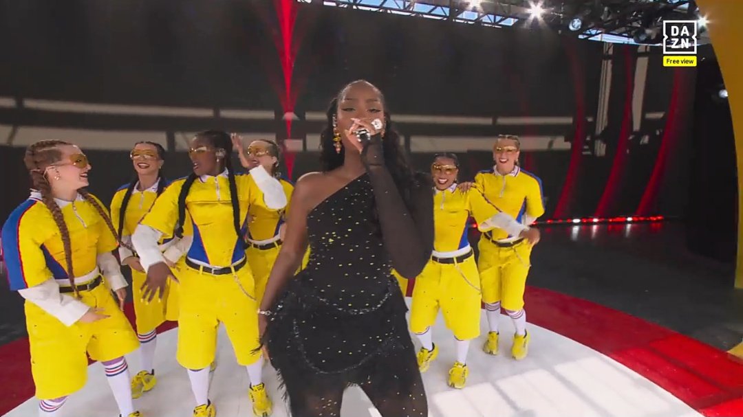 MufcWonItAll2's tweet image. Players interviewed at half time and now a fucking singer at half time.

The game is well and truly gone.