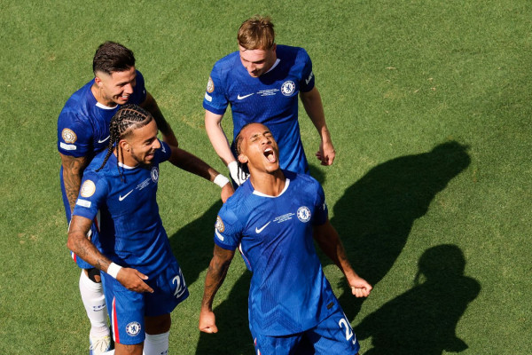 "Челси" серьезно душит с первых минут! Гол! "Челси" открывает счет на 22-й минуте финала! Коул Палмер забивает.
Гол! «Челси» удваивает на 30-й минуте! Дубль Палмера! Что происходит?
ЧЕЛСИ 3-0! РАЗГРОМ!