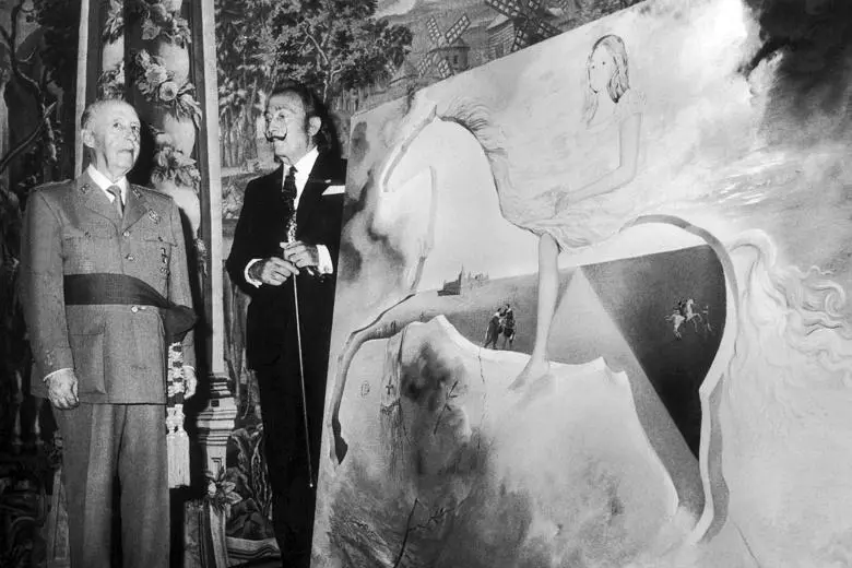 Künstler Salvador Dali trifft Diktator Francisco Franco. Die beiden trafen sich offenbar mehrmals. 1948 kehrte Dali in seine spanische Heimat zurück.