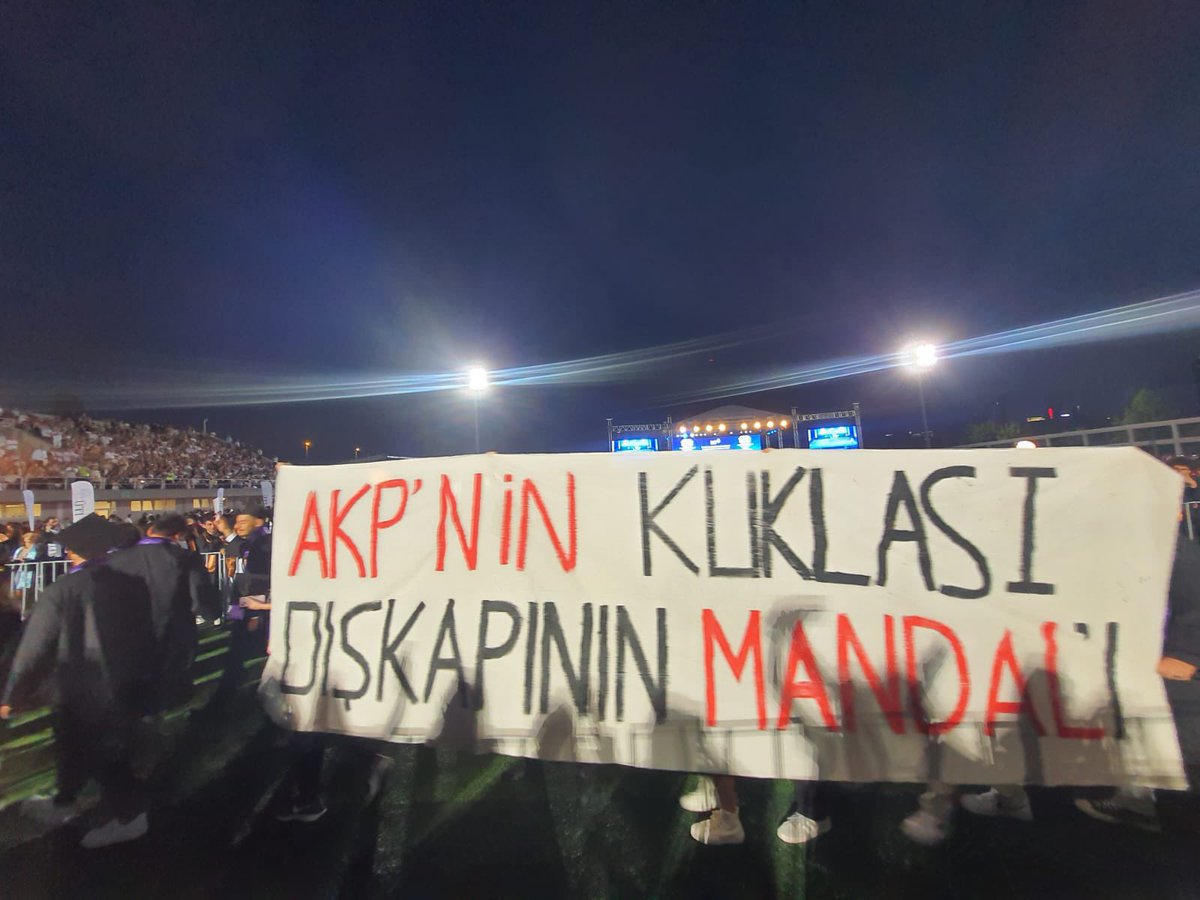 ari24sosyal's tweet photo. Tahammülsüzlük demişken biri stadyuma diğeri sahneye alınmayan bu pankartları da şöyle ekleyelim. Bir dahaki sefere daha büyük hoşgörü ve tahammül örneği sergilerseniz seviniriz İTÜ yönetimi ☺️ https://t.co/RfpgmJp6zQ