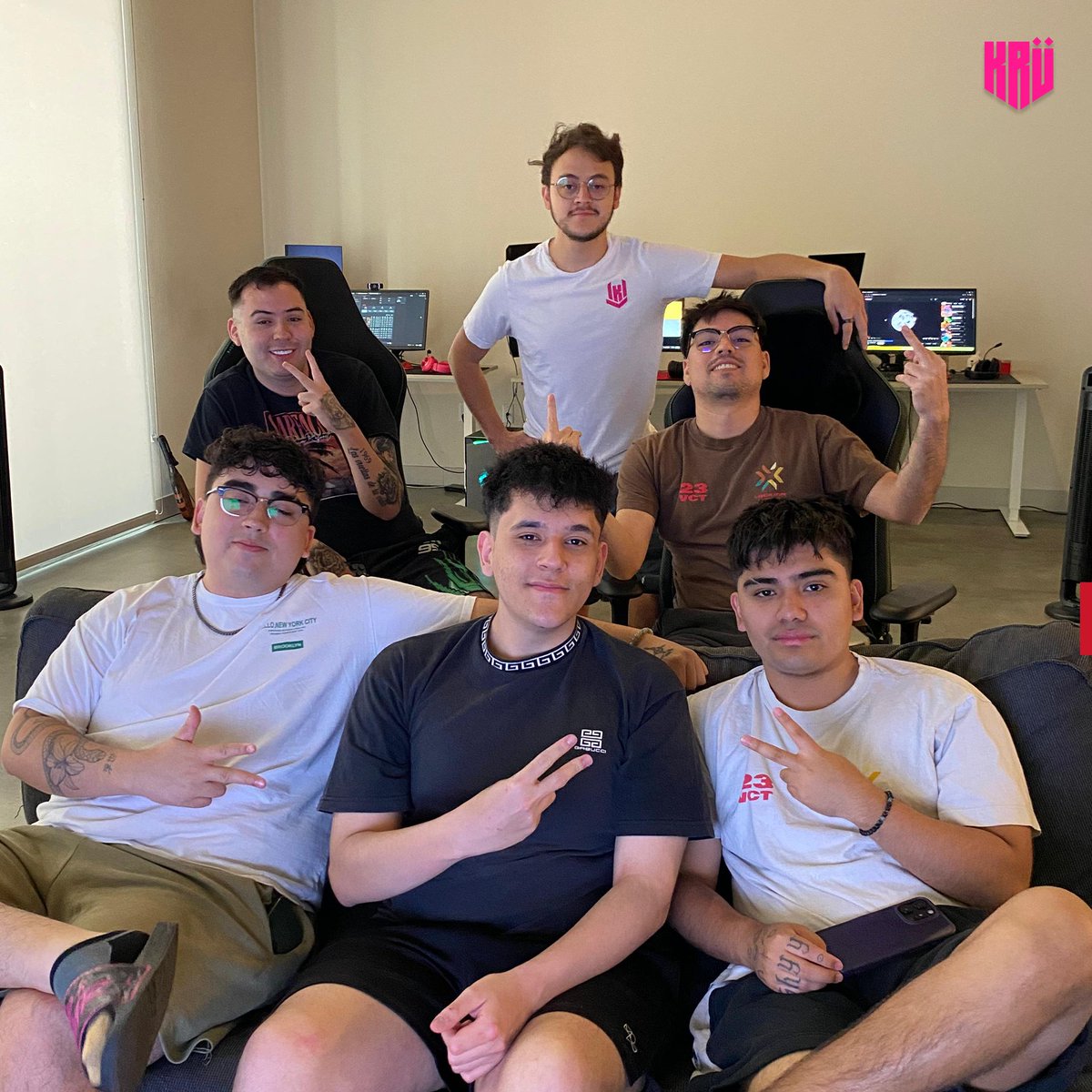 KRÜ Esports (@kruesports) on Twitter photo Tenemos equipo! 🤟😁
Ya llegó <a href="/Dantedeu5/">KRÜ Dantedeu5</a> a Los Ángeles, nos vemos el sábado con #VCTAmericas 🫡 Tenemos equipo! 🤟😁
Ya llegó <a href="/Dantedeu5/">KRÜ Dantedeu5</a> a Los Ángeles, nos vemos el sábado con #VCTAmericas 🫡