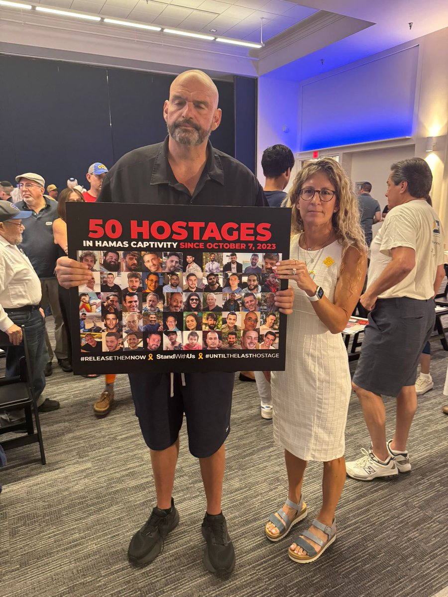 Senator Fetterman at a vigil for the hostages with StandWithUs Mid-Atlantic Regional Director Julie Paris. Following the event, the Senator asked if he could take the StandWithUs foam posters of the hostages to hang outside of his congressional office.
Thank you Senator! 🎗️🇮🇱🇺🇸