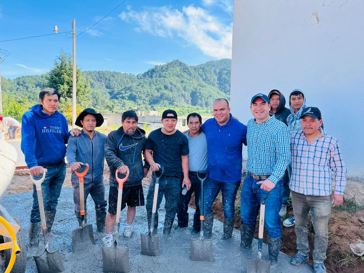 Samuel Aguilar Pala (@aguilar_pala_s) on Twitter photo Este domingo desde muy temprano, las y los delegados de la Microrregión 07, junto con el presidente de Chignautla, Juan Toral Ramos, realizaron una faena comunitaria con obra social. 🤝
Siguen el gran ejemplo de nuestro gobernador <a href="/armentapuebla_/">Alejandro Armenta</a> de trabajar en equipo por el Este domingo desde muy temprano, las y los delegados de la Microrregión 07, junto con el presidente de Chignautla, Juan Toral Ramos, realizaron una faena comunitaria con obra social. 🤝
Siguen el gran ejemplo de nuestro gobernador <a href="/armentapuebla_/">Alejandro Armenta</a> de trabajar en equipo por el