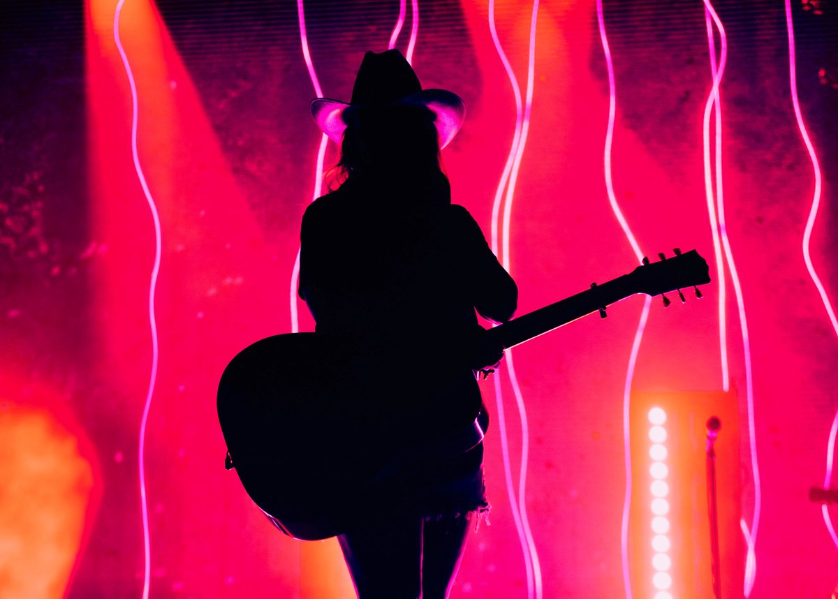 mirandalambert's tweet image. A lil country music in Minnesota last night. Thank y’all for bringing the energy and for sending your love to Texas ❤️🤍💙