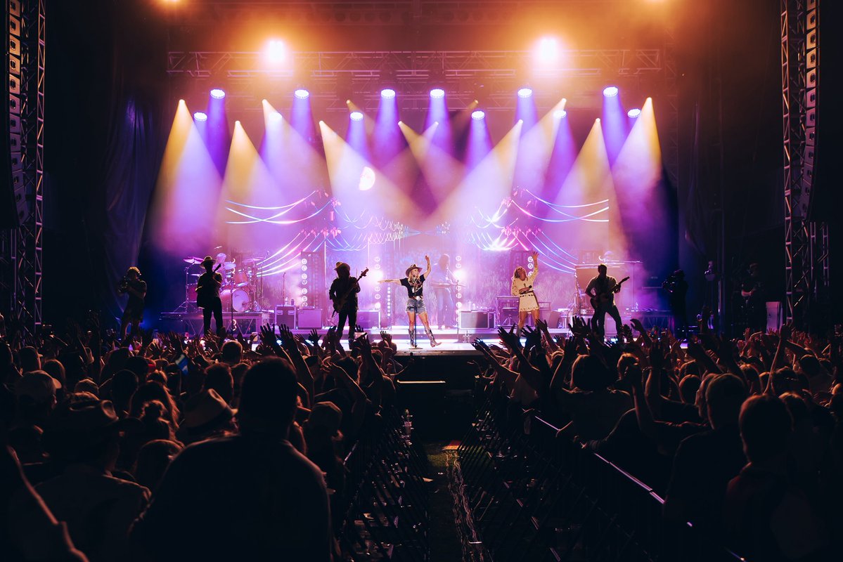 mirandalambert's tweet image. A lil country music in Minnesota last night. Thank y’all for bringing the energy and for sending your love to Texas ❤️🤍💙