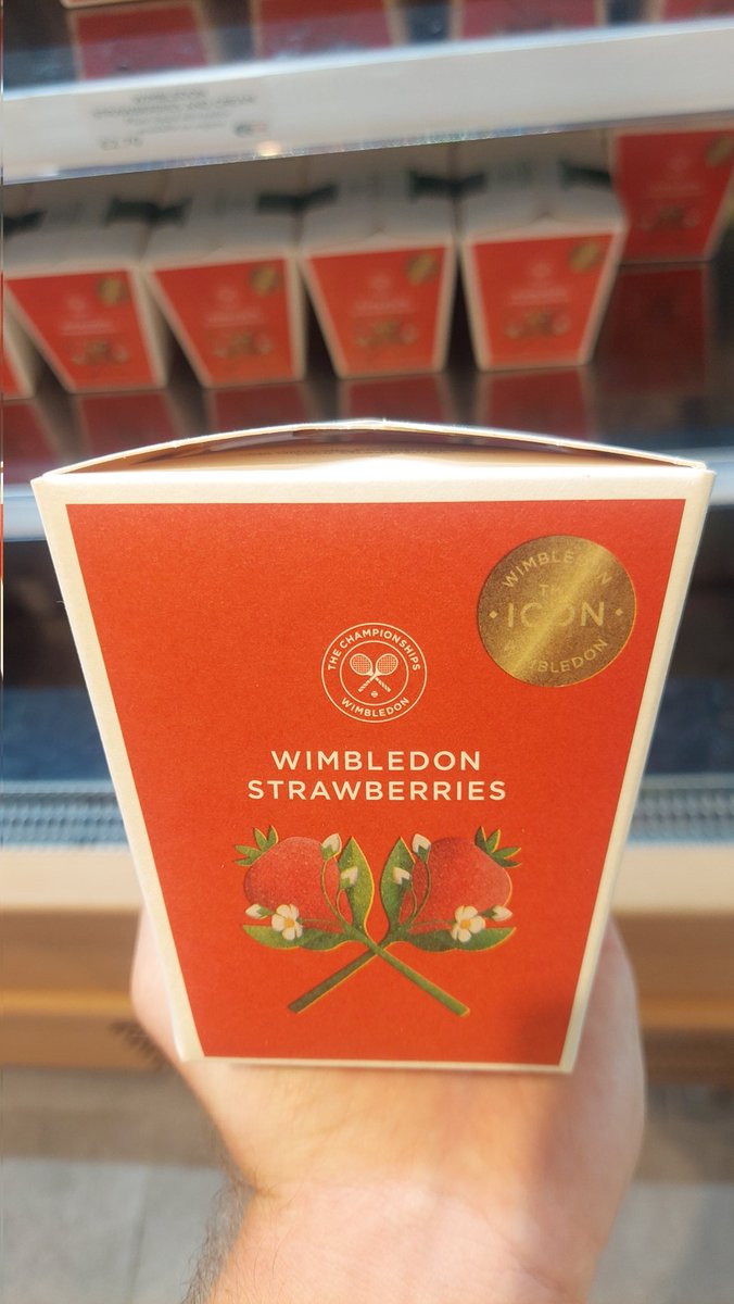 OskiSozanski's tweet photo. Wygląda na to, że w Londynie oglądałem Mistrzów @Wimbledon 😁🎾🥳

Brawo @iga_swiatek 👏🏆👏 @janniksin 🍓🌱 Wspaniały turniej.

#Wimbledon #Wimbledon2025 #Wimbledon25 #WimbledonFinal #SW19 #CentreCourt #London #CzasNaTenis #Tennis #1GA #Świątek #IgaSwiatek #Sinner #SinnerAlcaraz https://t.co/CWVp3hhydZ