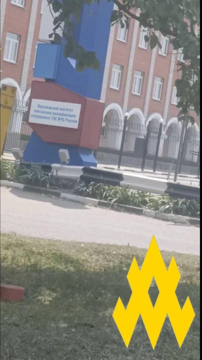 atesh_eng's tweet image. ❗️Employees of the Voronezh EMERCOM institute are being forced to guard military sites and sign army contracts. Families report pressure and exposure to risk. Local air defense is absent — and these sites are legitimate targets.
#Voronezh #RussianUkrainianWar