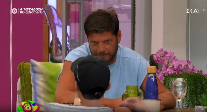 #bigbrothergr 

- Έξω απ' την πόρτα μου περνάς, και τηγανίζω ψάρια Ντεντόπουλε.