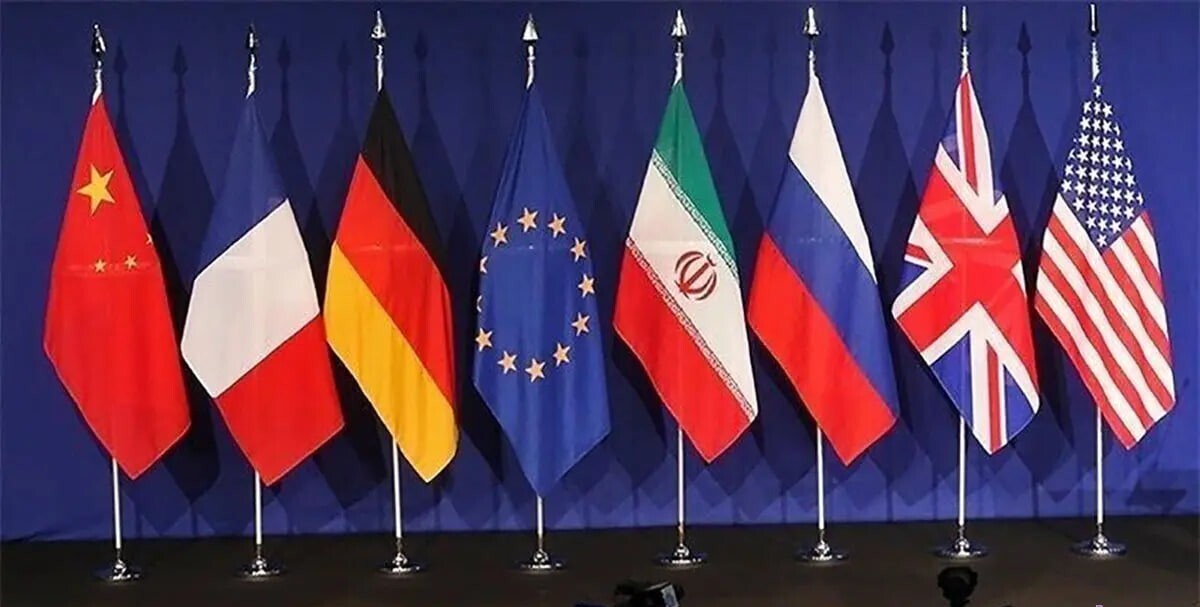 kharamidehsan's tweet image. رسانه‌های معاند با القای «جنگ‌طلبی و شعارزده» به نیروهای دفاعی و «منفعل و واداده» به دستگاه دیپلماسی، می‌خواهند مردم را از درون بترکانند، البته نه با موشک!
فضاسازی درباره مکانیسم ماشه و بحران اقتصادی، مهمترین سناریو است برای تسلیم روانی.
#جنگ_روانی