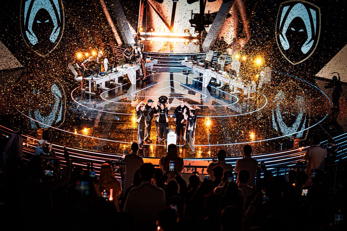 IgniteCreates's tweet image. 📸 - Took some photos for fun during Valorant trophy lift, to practice for when MOUZ lifts the trophy in CS 😎