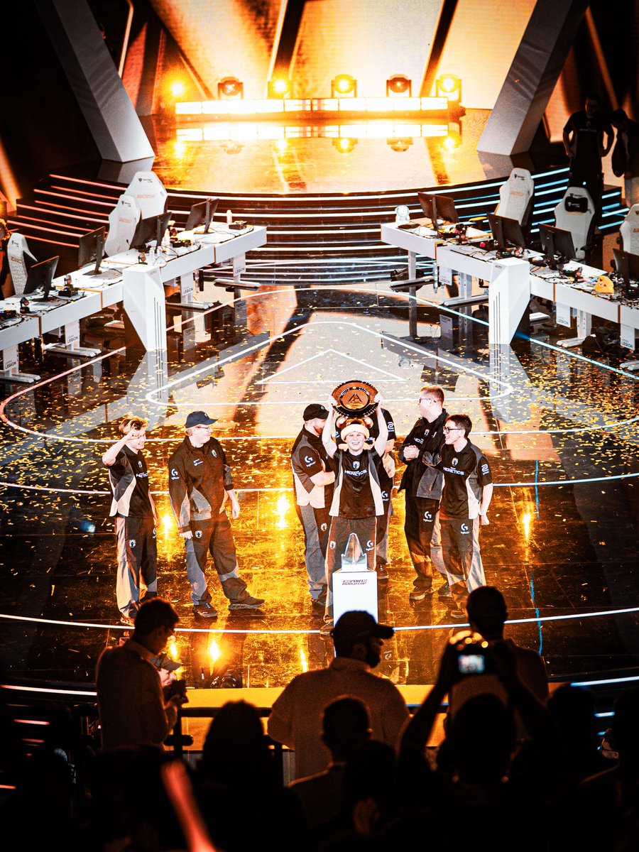 IgniteCreates's tweet image. 📸 - Took some photos for fun during Valorant trophy lift, to practice for when MOUZ lifts the trophy in CS 😎