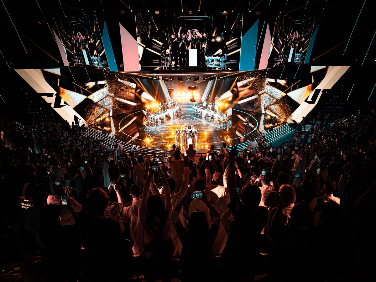 IgniteCreates's tweet image. 📸 - Took some photos for fun during Valorant trophy lift, to practice for when MOUZ lifts the trophy in CS 😎