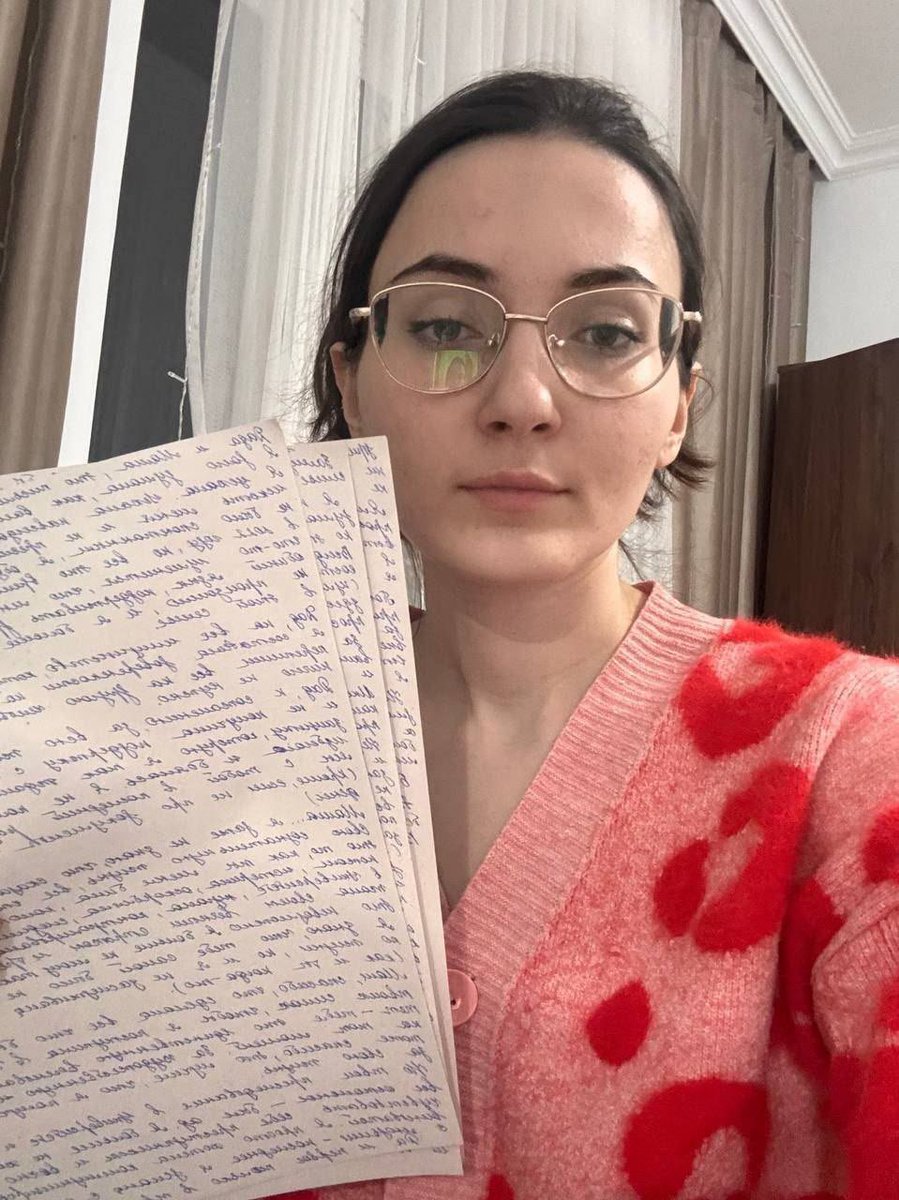 СРОЧНО ‼️ 

24-летняя чеченка Лаура Авторханова, бежавшая от семьи в Грузию, только что была похищена в Тбилиси пятью чеченскими мужчинами. Прямо сейчас ее везут в Россию.

Как помочь: звонить пограничной полиции, чтобы машину не пропустили (+995 32 241 42 42; +995 32 231 30 76)