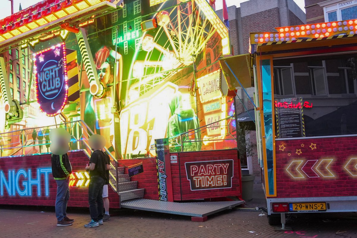 Zondagavond is een medewerker van een kermisattractie aan de Noord Koninginnewal in Helmond gewond geraakt tijdens zijn werk. Hoe het is gebeurd, is nog niet duidelijk. De attractie is tijdelijk gesloten. 

ditishelmond.nl/attractiemedew…

 #Helmond #Kermis #Nieuws