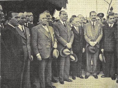 OldArg1810's tweet photo. Fotografía que retrata al presidente Agustín P. Justo acompañado por el gobernador Manuel Fresco, el ministro Ramón S. Castillo, el intendente Victoriano Huisi, otros funcionarios nacionales y provinciales, personalidades del comercio, industria y periodistas, durante la inauguración de la fábrica textil Ducilo, formada por capitales estadounidenses, en Berazategui, 15 de junio de 1937.