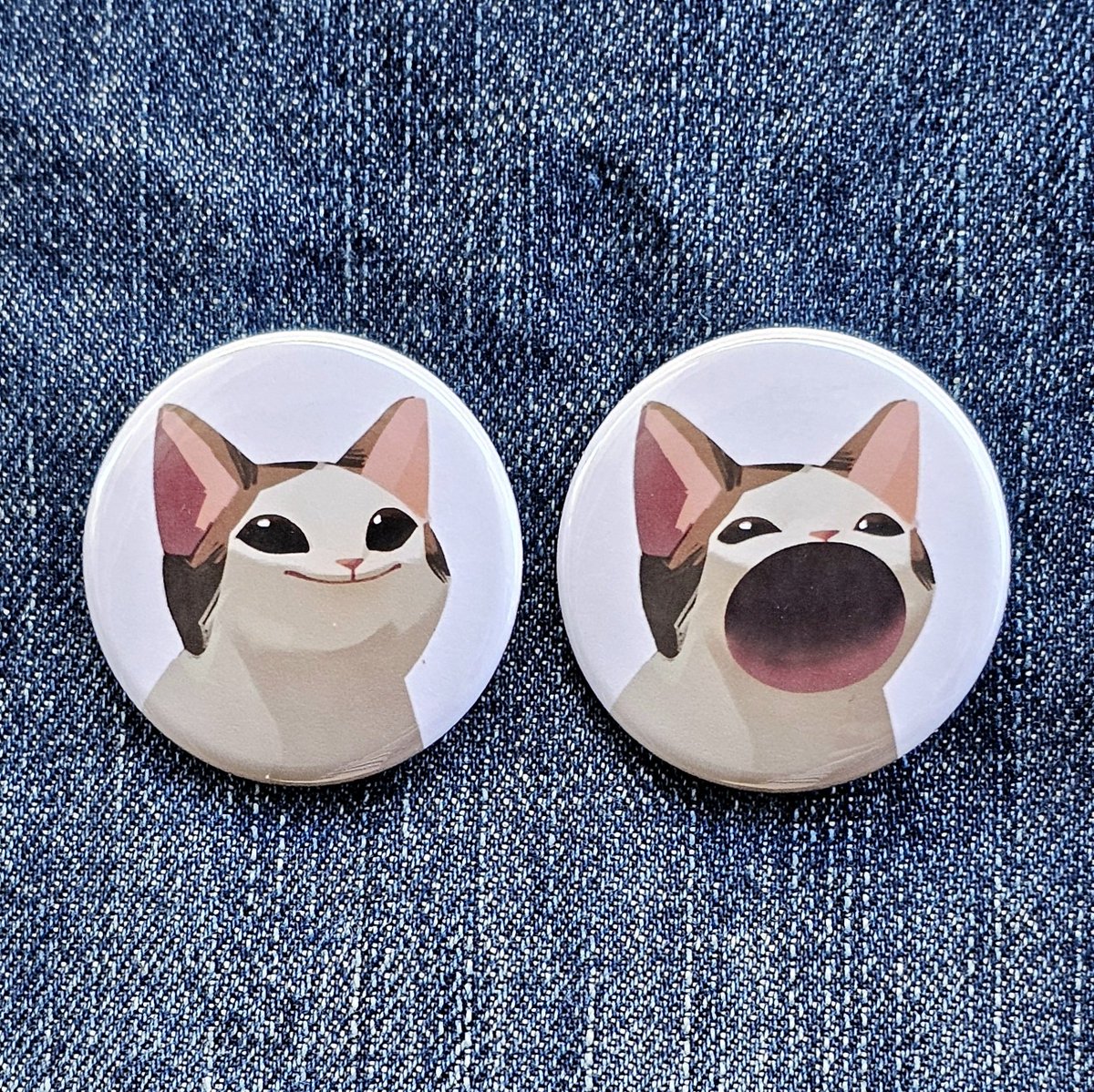 Handmade pinback buttons &amp; magnets are now available!

Get 15% off everything with coupon code MEOWMEOW 

thecathive.com/discount/MEOWM…  🐈🐈‍⬛