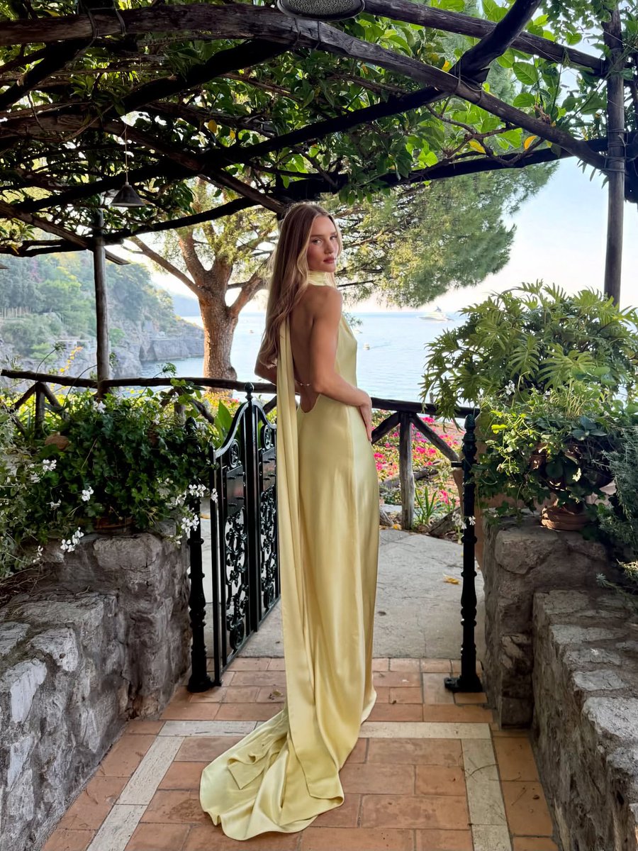 scorpiomuse's tweet image. obsessed with rosie huntington-whiteley’s summer wardrobe