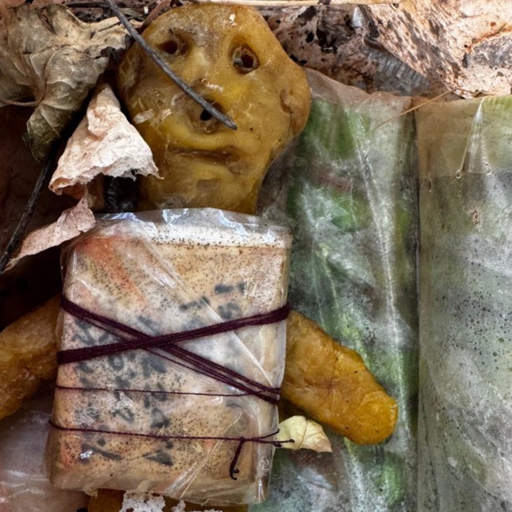 Bartın'da 4 yıl önce vefat eden adamın mezarına gömülmüş balmumu bebeğe sarılı muska bulundu.