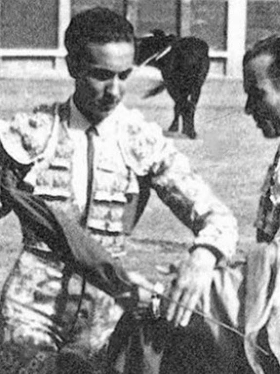 EN LA PLAZA DE TOROS DE A CORUÑA, MI PADRE TOMÓ LA ALTERNATIVA EN 1941, CON EL ARTE EN LA SANGRE Y EL MUNDO POR CONQUISTAR. AQUEL DÍA NO SOLO NACIÓ UN TORERO: COMENZÓ UNA HISTORIA QUE MARCARÍA A TODA UNA ÉPOCA Y CON ELLA, MI VIDA. VOLVER A ESTA TIERRA ES VOLVER A SUS PASOS.