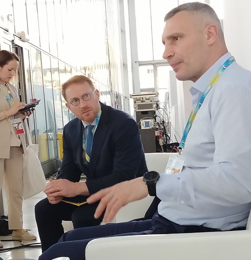 YV_Levchenko's tweet image. Владу "слуг" і Кличка обʼєднує не тільки спільний грабунок Києва, але й любов до покривання "своїх" корупціонерів.
Цього тижня майже одночасно сталися дві дуже показові події, які вкотре переконливо засвідчили, що насправді й слуги", і Кличко - це просто дві складові однієї…