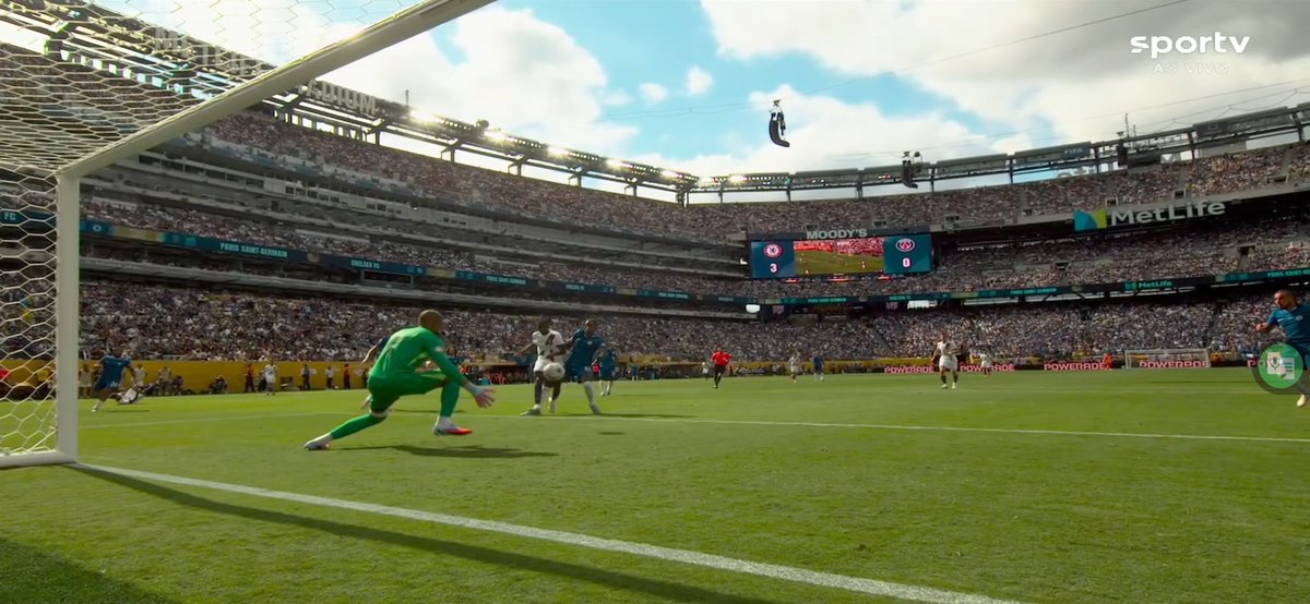 Sanchez denies Dembele 

#FIFAClubWorldCup #CHEPSG