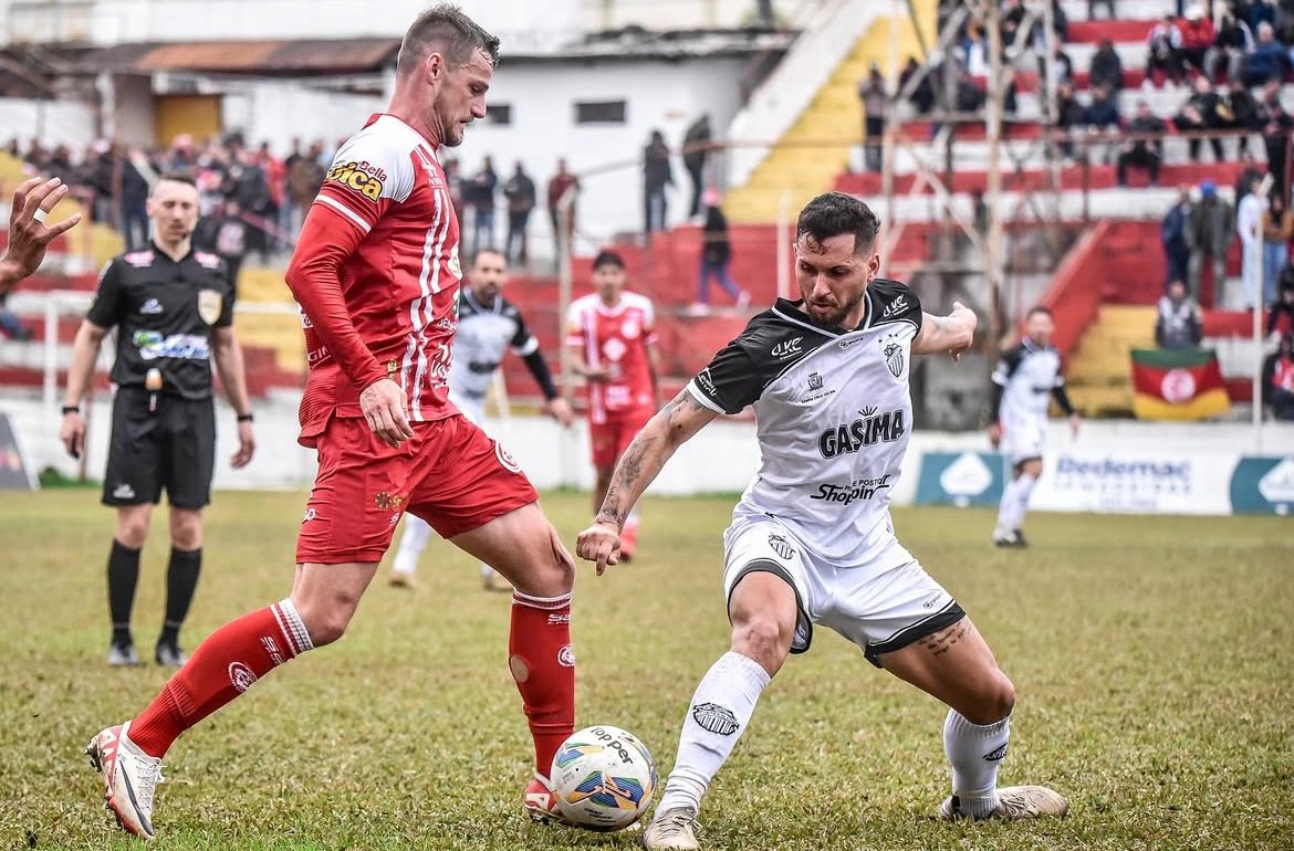Galo é derrotado por 1 a 0 em Santa Maria e agora precisa vencer em casa para seguir com chances de classificação. 

Partida contra o Gramadense está marcada para quarta-feira, às 19h, nos Plátanos. Vamos Galo! ⚫️⚪️

Fotos: Renata Medina / Inter-SM