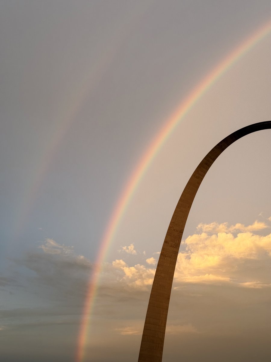 GatewayArchSTL's tweet image. 🌈🌈 + me = Triple rainbow energy!
Thanks to Mark F. who sent me this 📸