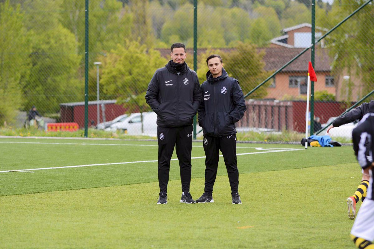 Celedon formade mig till en senior spelare som blev proffs utomlands nu har han format mig till fotbollstränare.

Efter några intensiva månader som hans assisterande kliver jag nu in som huvudtränare i AIK P11a.

Nu formar vi nästa generations smokinglirare med skruvdobb.