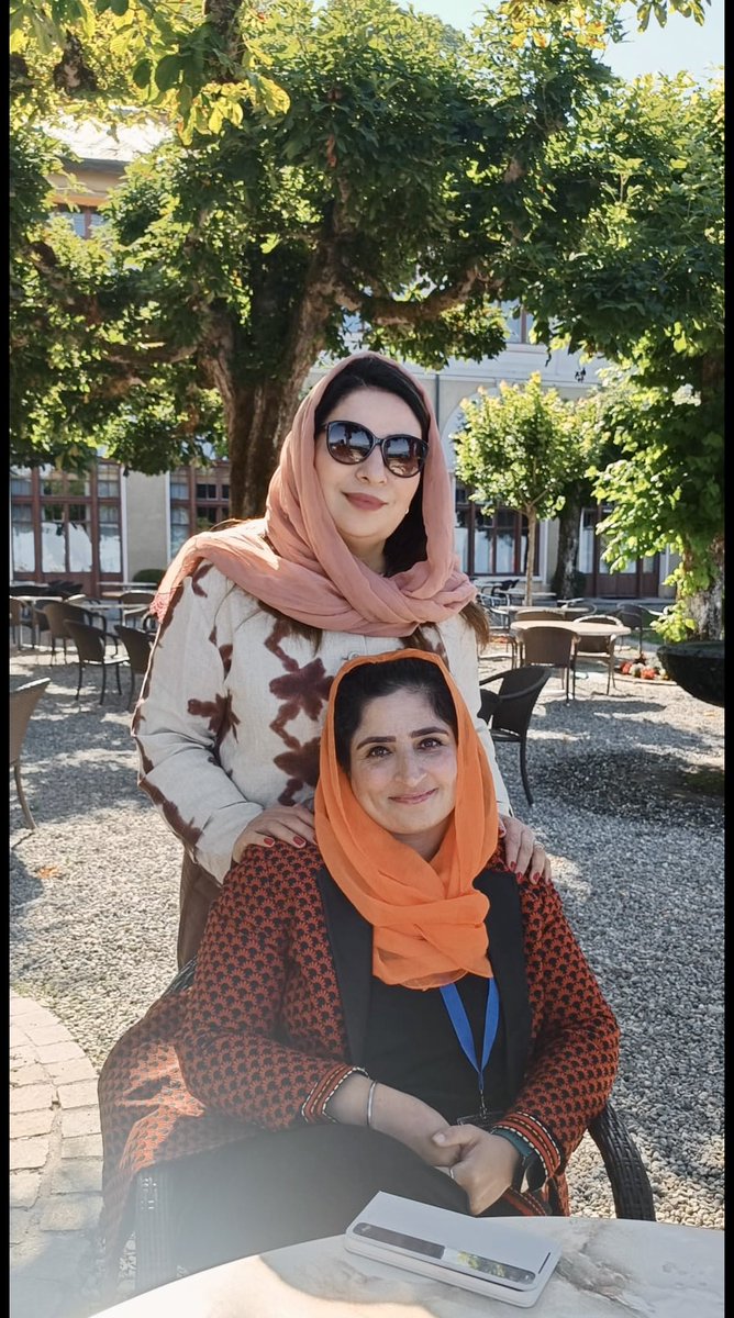 AsilaA's tweet image. پس از چهار سال مهاجرت رفيق صادق و خوبم انار كلى را دیدم که روزی از فعالترین و پرشورترین چهرههای جامعه ما بود.
هنوز همان لبخند مهربان را بر لب داشت، اما چشمهایش پر از اشک بود.اشکی از غربت، مهاجرت ،دلتنگی و دوری وطن.
مهاجرت، او را آرامتر و درونگراتر کرده است.
انار كلى نمونهای…