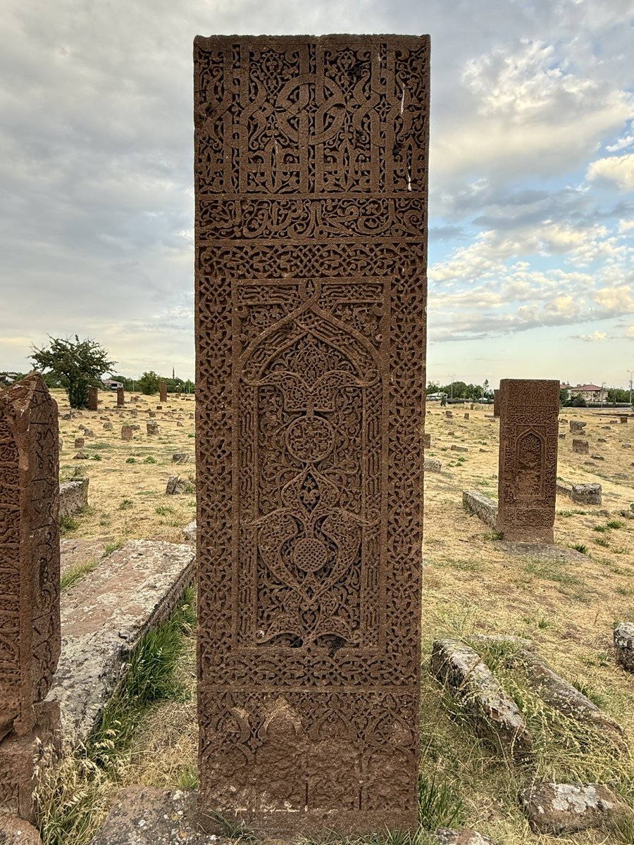 Ahlat Selçuklu Mezarlığı’nda hayat ağacı motifi işlemeli mezar taşı. Muhteşem bir taş işçiliği, mükemmel bir yazı sanatı.

Bitlis / Ahlat