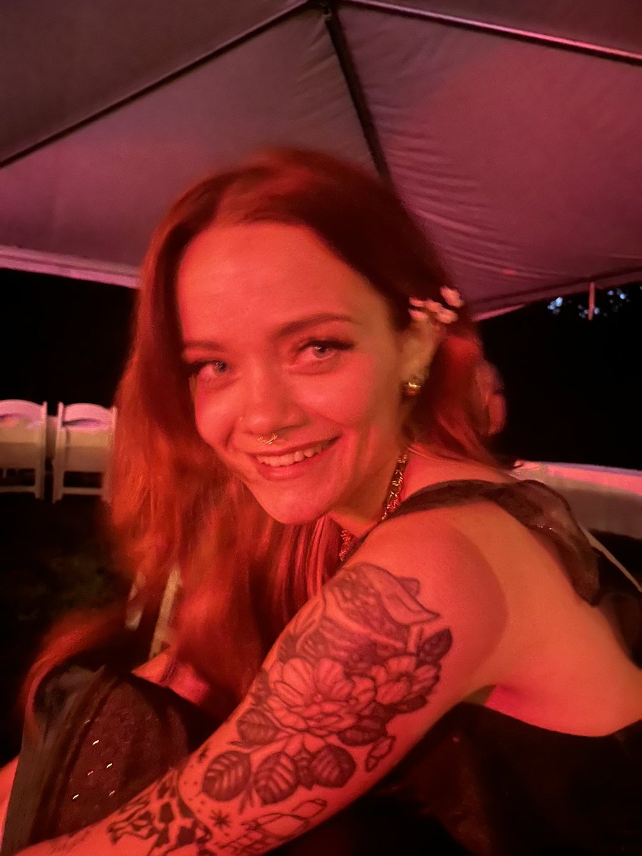 lindawg's tweet photo. my bf &amp; i were at a wedding last night &amp; we were both drunk he kept telling me how beautiful i was &amp; taking blurry pictures https://t.co/QOgisfRfBa