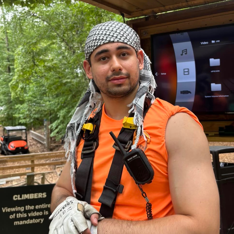 stopdontshoporg's tweet image. The Adventure Park At Long Island - Jewish customers were concerned to have their zip lines adjusted by employee Zakariya Rahimi, proudly posing in his keffiyeh.
Post 10/7, the keffiyeh is associated with violence against Jews.
Management stated keffiyehs are not against…