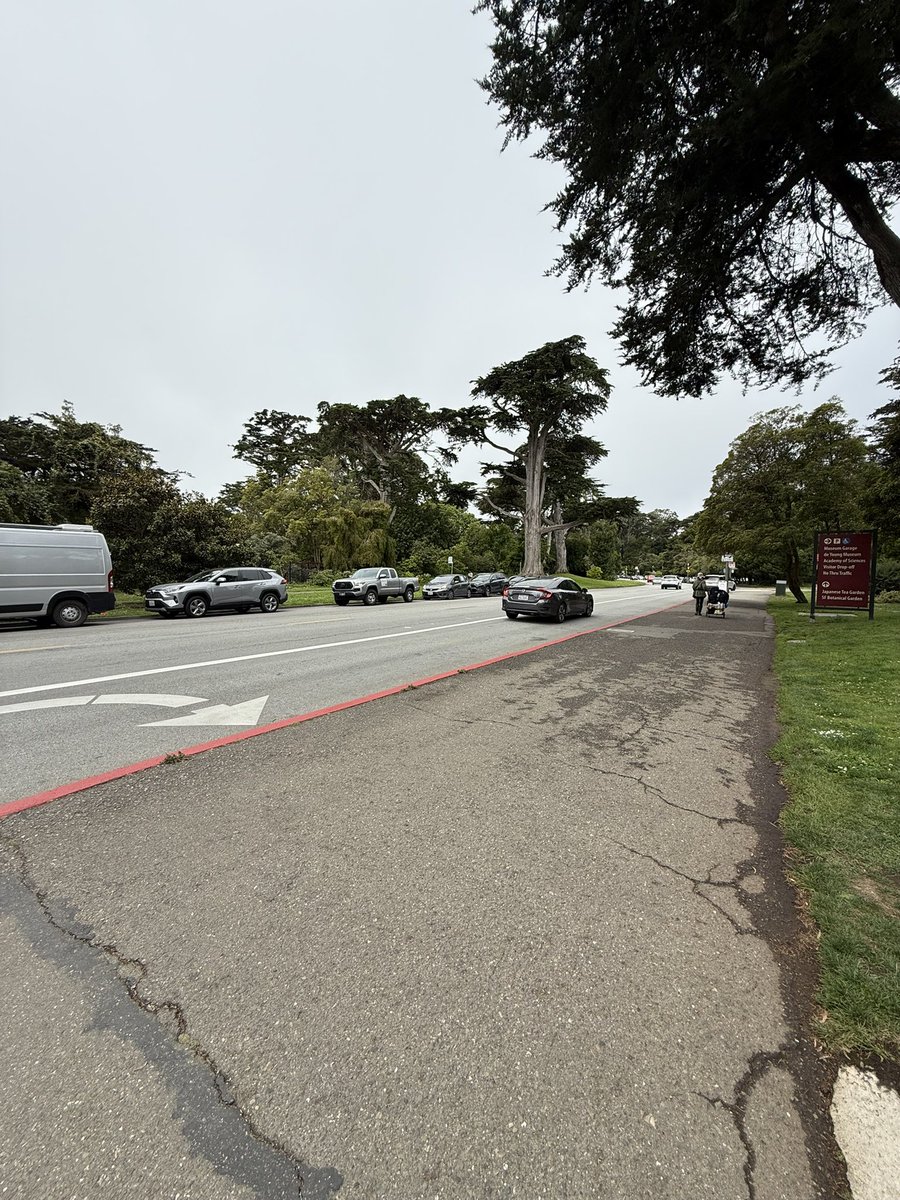 agarwal's tweet image. There’s a new right-turn-only lane on MLK to turn into the Music Concourse. Very smart.
Hopefully this means cars going into the garage won’t block traffic going straight, or the 44 bus which is allowed to turn right from the second lane. 🎉