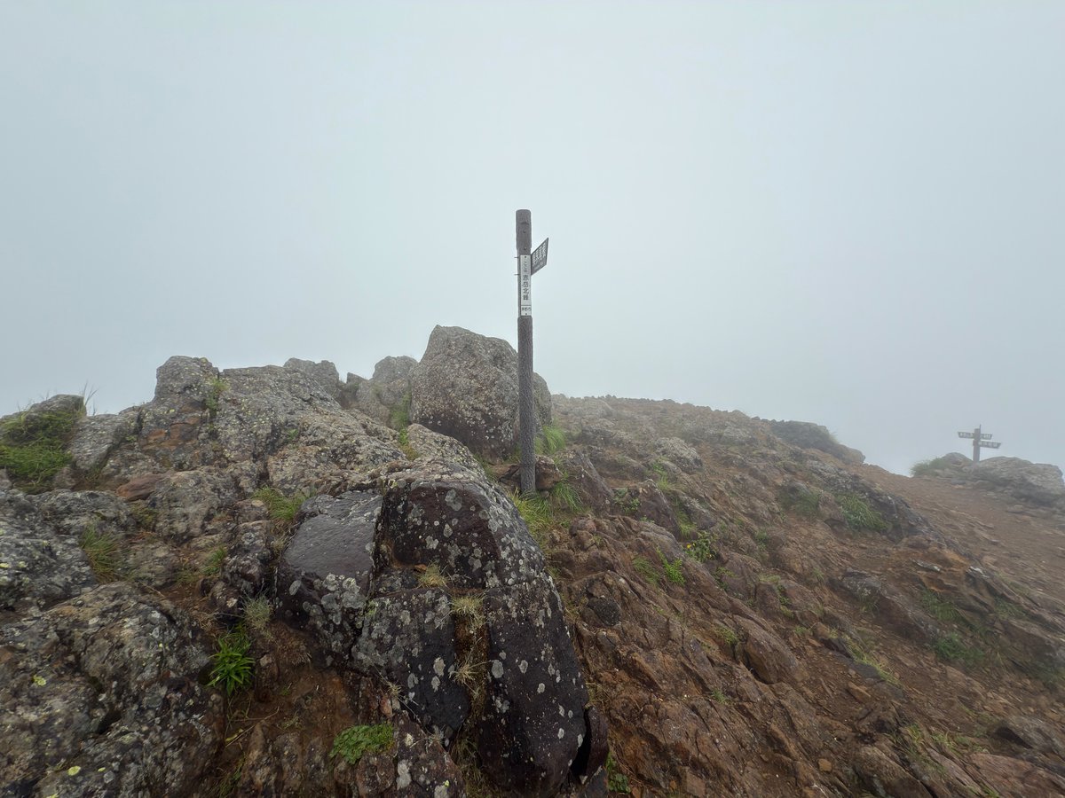 akadake2899m's tweet image. おはようございます。今朝の赤岳は雨です。気温は10℃。やや強い南風が吹いています。