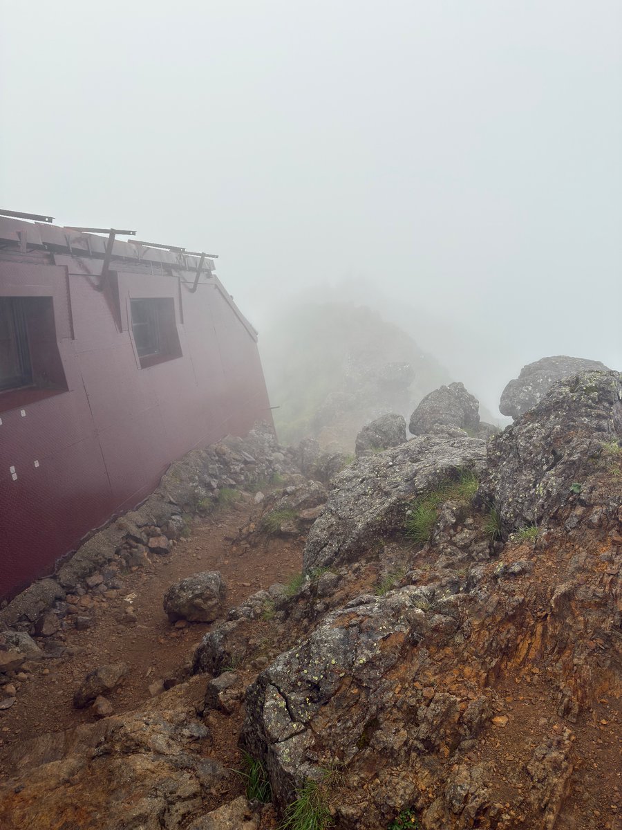 akadake2899m's tweet image. おはようございます。今朝の赤岳は雨です。気温は10℃。やや強い南風が吹いています。