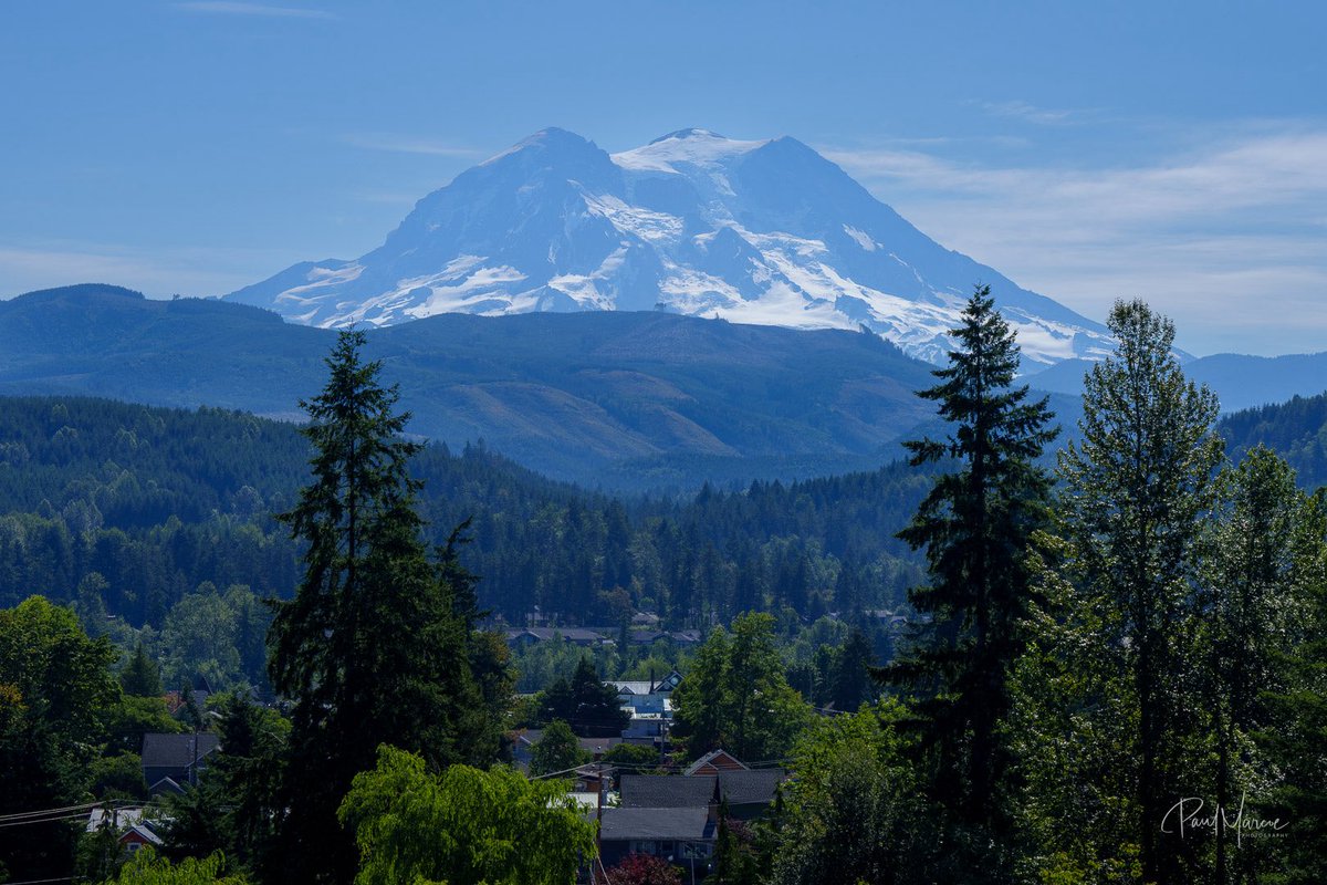 PaulMarcoe's tweet image. Mount Rainier (Tahoma) keeping a close eye on Eatonville ❤️
