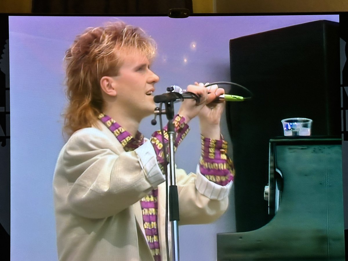 <a href="/intheeighties/">Acceptableinthe80s</a> amazing he can find the microphone