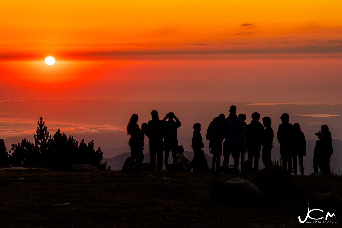 Photo du dimanche !

Silhouettes observant le lever de soleil sur la Méditerranée depuis le refuge des Cortalets.
-
#Pyrénées #Canigó #Cortalets 
📸 Jc Milhet / #HansLucas pour @pyreneesmagazine