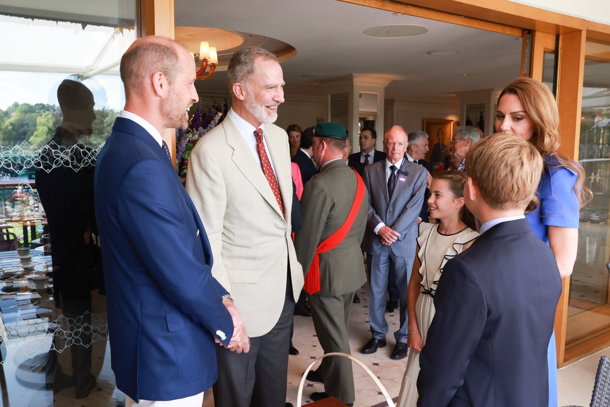 El Rey, junto a los Príncipes de Gales, el Príncipe George y la Princesa Charlotte en la final individual masculina de #Wimbledon 2025

➡️casareal.es/ES/Actividades…