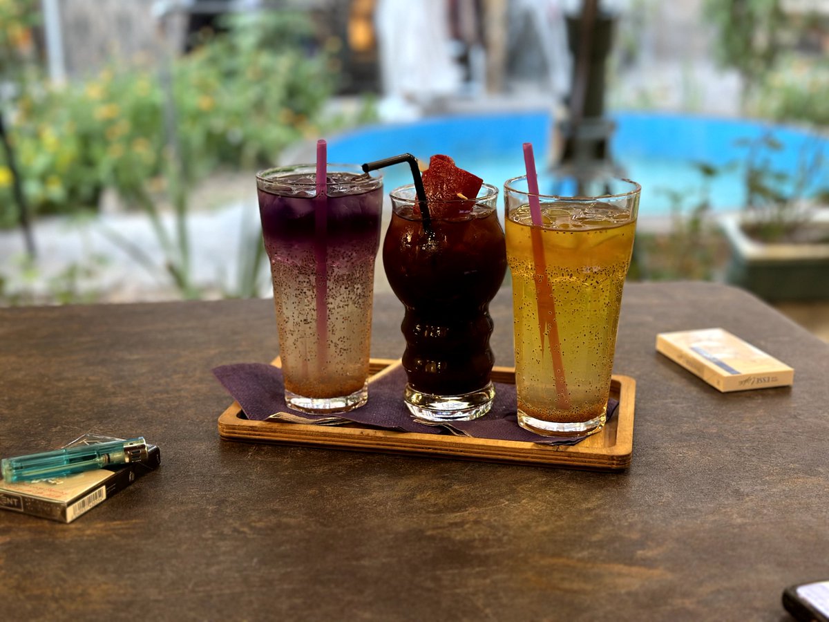 Biz üç kişidik.

* Kilim kafe