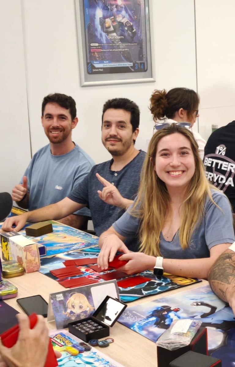 What a Pokémon weekend! 🏆⚡
Saturday Cup: 11th out of 31 Masters — missed Top8 by a bit 😓
But Sunday’s Challenge? 5-0 with JoltikBox! 🔥

So happy to see friends from out of town — and traditions live on: got paired against my favorite player both days 
#PokemonTCG #PlayPokemon