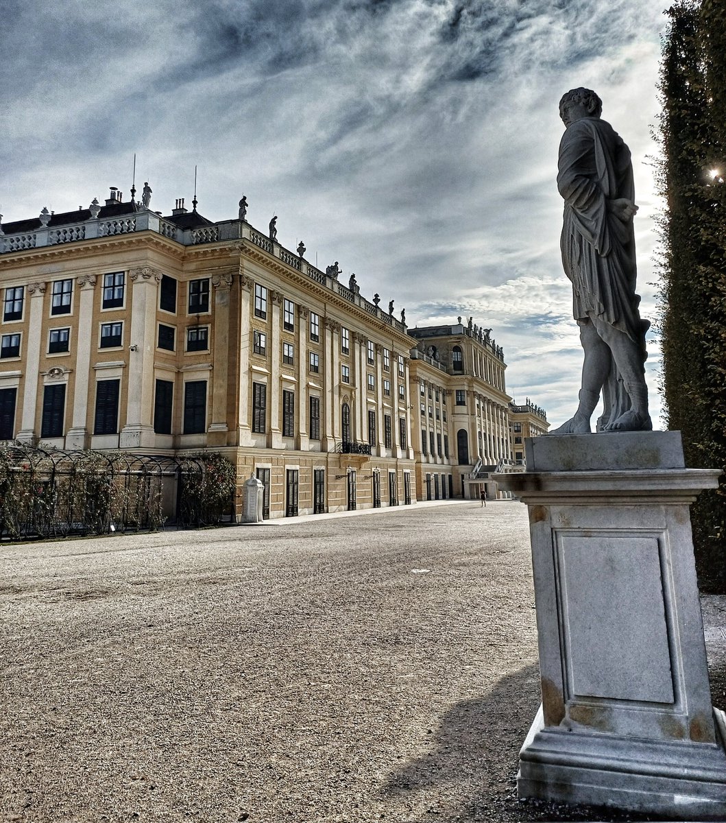 Lucy_Worsley's tweet image. Today I've got a round of Which Palace? #whichpalace? for you to play. Anyone recognise this one?