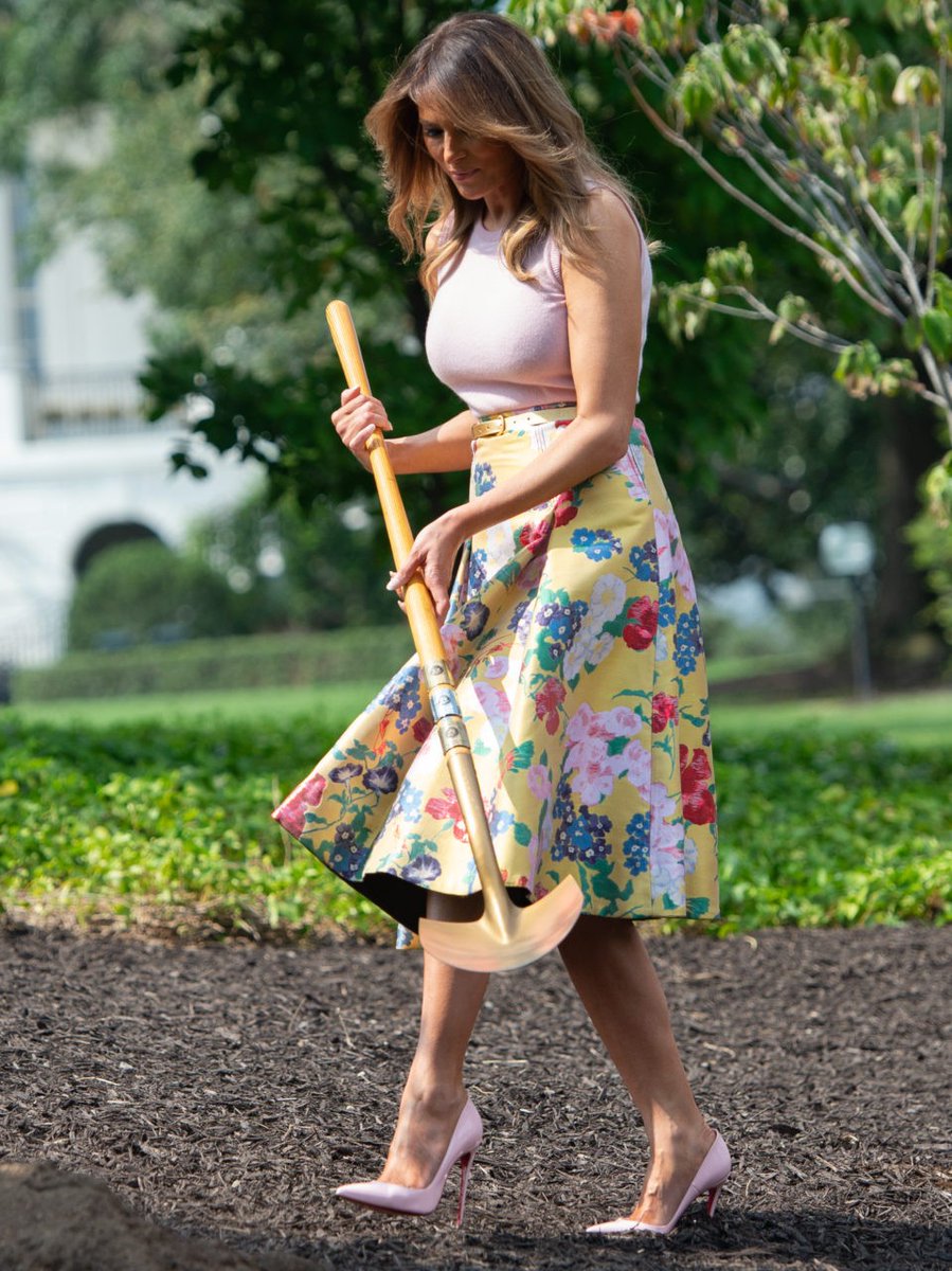 KUWTTRUMPS's tweet image. Melania doing the gardening in her Louboutin heels - 2018 🌺