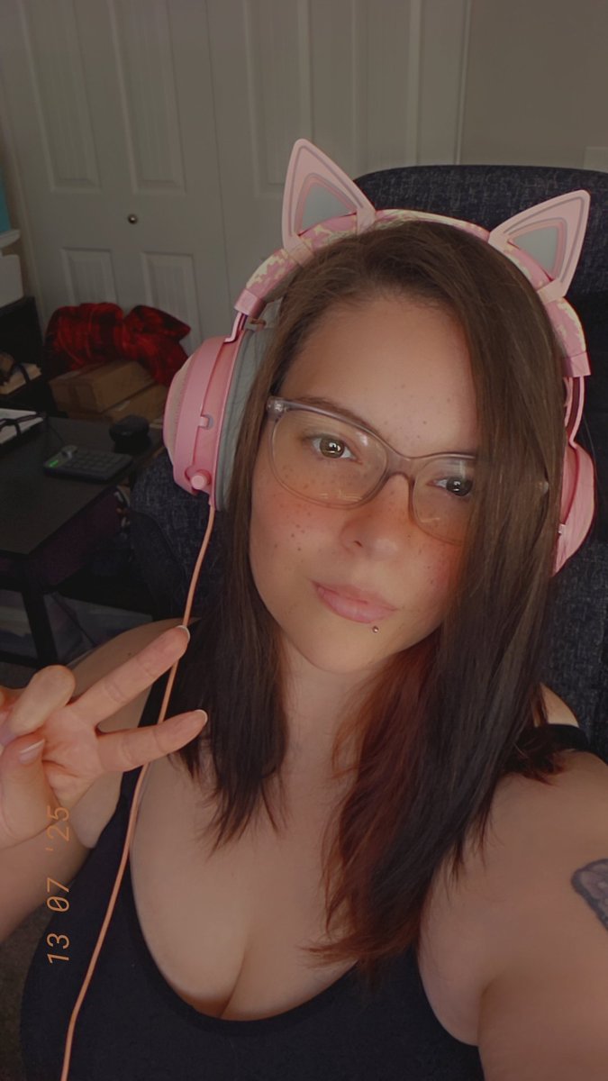 basic_bex's tweet image. Im absolutely melting, but Live non the less on Twitch!!!  What's the best way to cool down?? 🥵