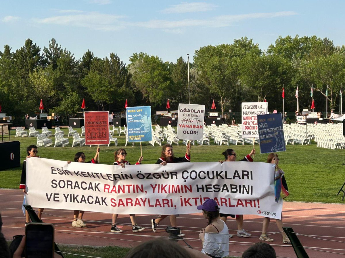 fevrisosyologg's tweet photo. ODTÜ mezuniyetinden pankartlar!. https://t.co/zHEeoA0UiU