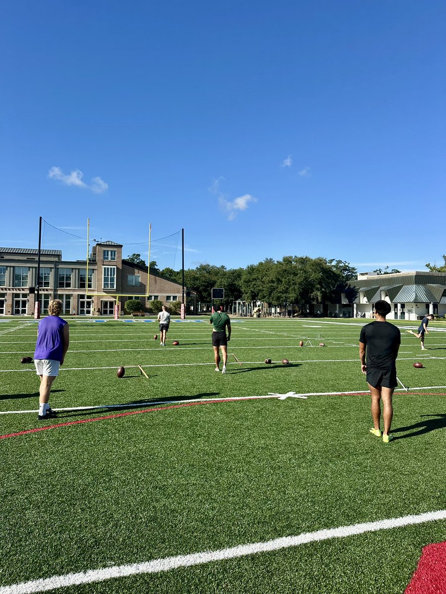 tgrussolino's tweet image. Excellent group session once again. These guys show up with an A+ attitude and an eagerness to learn and improve! A true pleasure helping these young men become better at what they do. Keep up the amazing work guys!
#Kicker #Punter #Specialists #RussolinoTraining