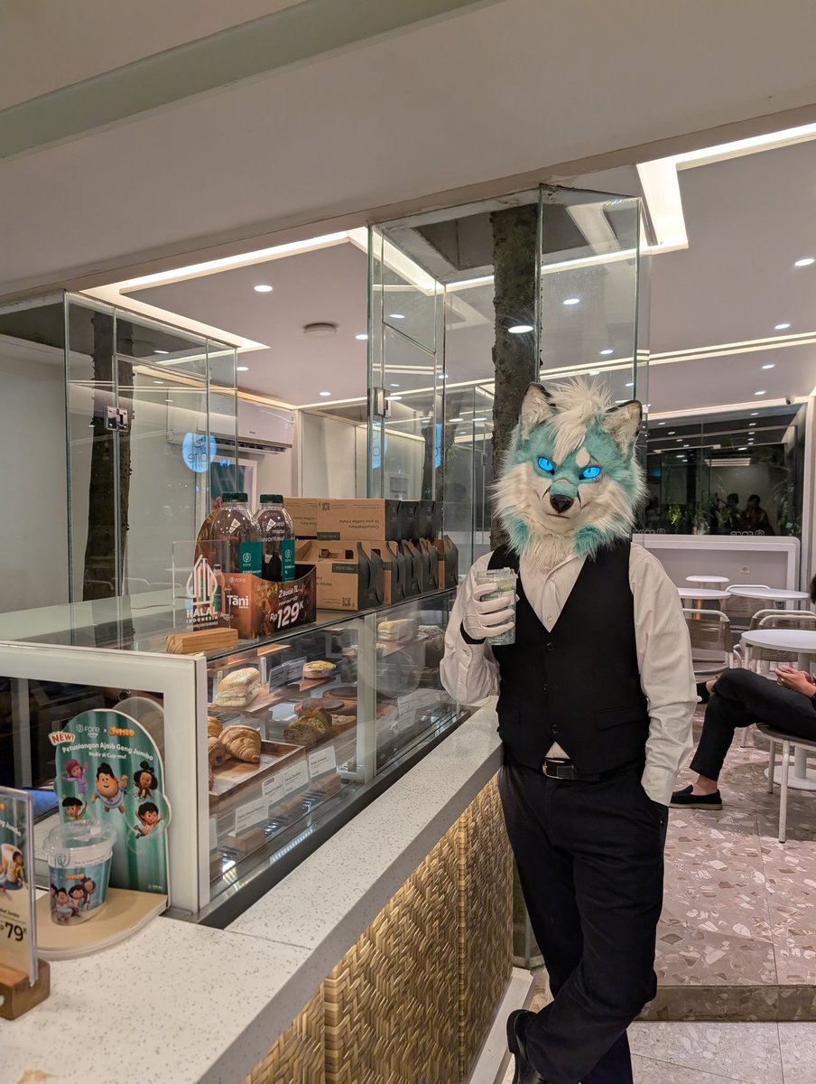 foxnakh's tweet image. IWAG is over! Indonesians are so nice. They let us fursuit at this outdoor mall nearby
----
📸 @createdby_yew