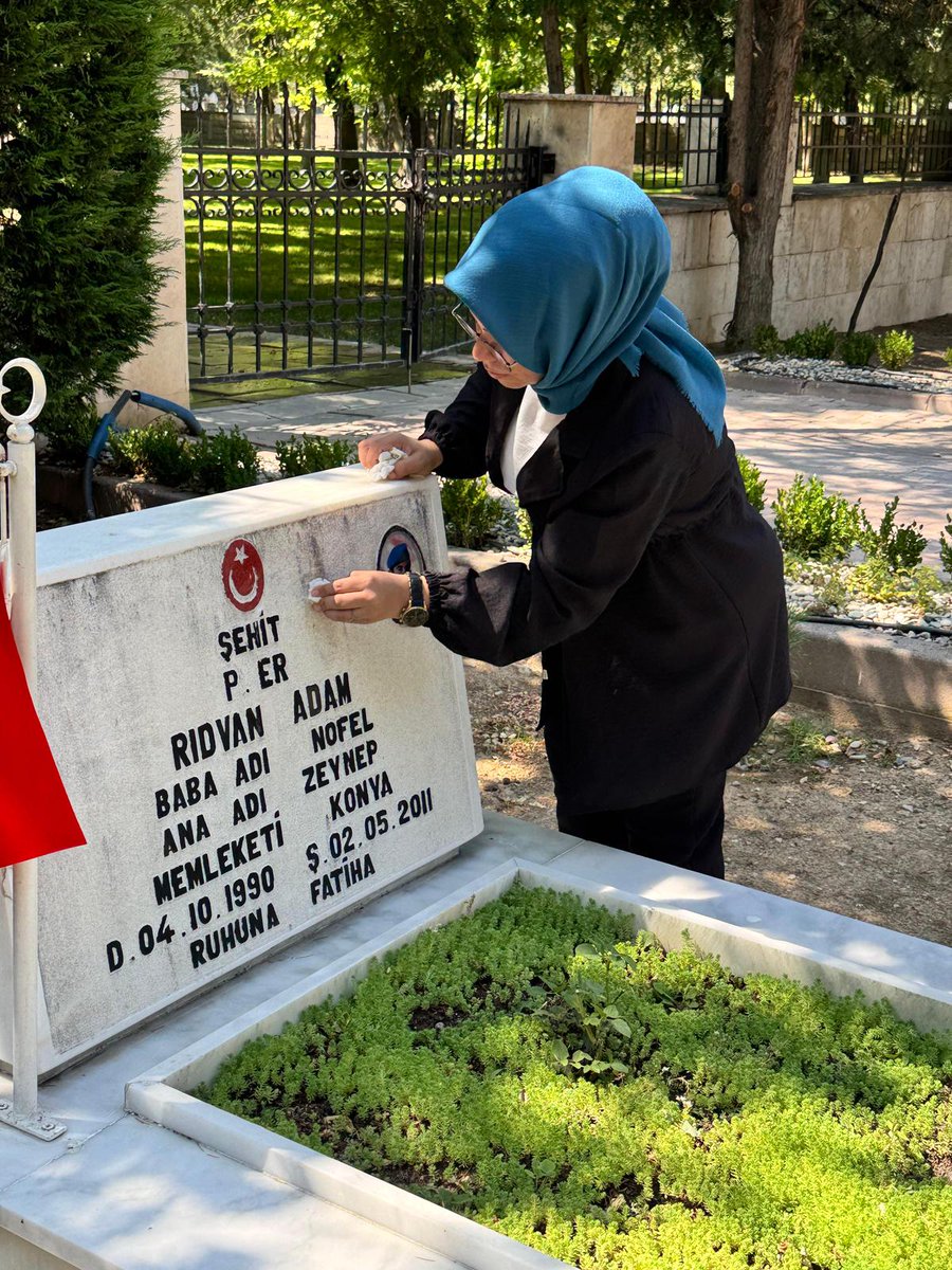 zpgenclikkonya's tweet photo. Bu Vatan Size Minnettar.

Bugün, kalbimizde derin bir sızı, gözlerimizde yaş, yüreğimizde isyanla çıktık şehitlerimizin huzuruna…
Zafer Partisi Konya Gençlik Kolları olarak, bu toprağa düşen her canın, bu milletin onuru olduğunu bir kez daha haykırdık!

Sadece mezar taşlarına değil, yüreklerimize kazındınız.
Sizler gözlerinizi kapattığınızda biz gözlerimizi açtık.
Siz bu vatan uğruna can verirken, biz arkamıza yaslanamazdık!

“Çözüm süreci” adı altında al bayrağı yere düşürenlere, vatan evlatlarını pazarlık masalarına koyanlara, Kandil’e selam duranlara karşı dimdik durduk!
Çünkü biliyoruz ki;
Siz toprağa düştünüz diye biz diz çökemeyiz!

Her birinizin hatırası önünde söz verdik:
Bu topraklar ne sahipsiz kalır, ne de unutur.

Ruhunuz şâd olsun, şehitlerimiz…
Biz buradayız, nöbetteyiz.
.
.
@umitozdag 
@zaferpartisi 
@M_cankucuk 
@alpeer_aydogdu1